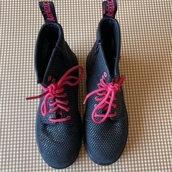 Dr. Martens Delaney Black Pebbled Iridescent
Metallic Boots. Size 5 Women's - Picture 5 of 16